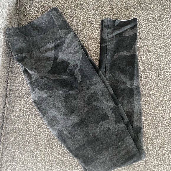 Size XS Tna Camo Equator legging from Aritzia - lightly worn - Picture 2 of 3